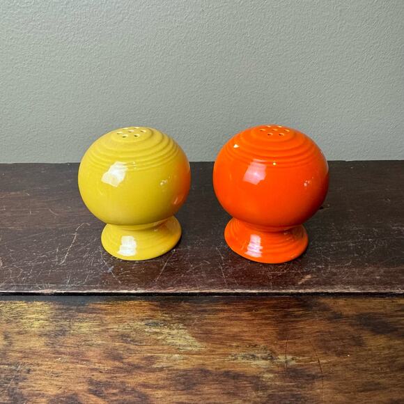 FiestaWare VTG 1950s Yellow & Red (Orange) Round Ball Salt & Pepper Shakers - Picture 5 of 10